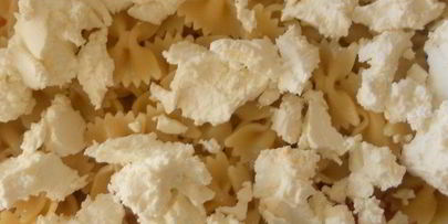 паста, запеченная с помидорами, фетой и базиликом