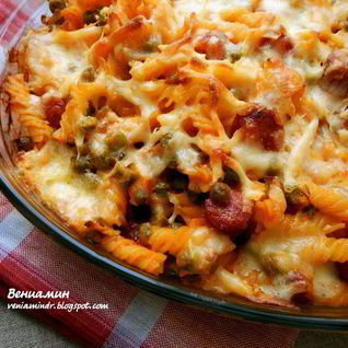 Паста, запеченная с зеленым горошком, чесноком и колбасками