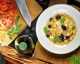 Спагетти алла путтанеска с анчоусами