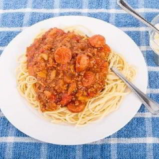 Спагетти болонез с колбасой и грибами