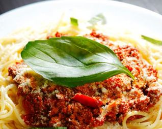 Спагетти болоньезе с базиликом