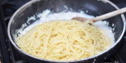 спагетти с беконом и сливками