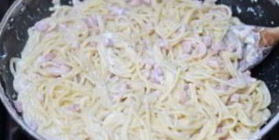 спагетти с беконом и сливками