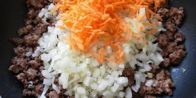 спагетти с фаршем и овощами