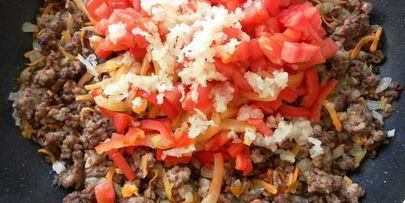 спагетти с фаршем и овощами