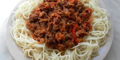 спагетти с фаршем и овощами