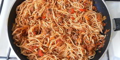 спагетти с фаршем и овощами