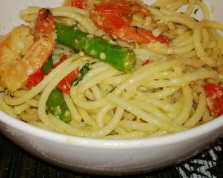 Спагетти с креветками и спаржей