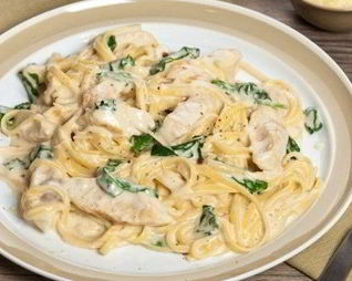 Спагетти с куриным филе в сметанном соусе