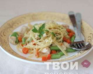 Спагетти с овощами и птицей