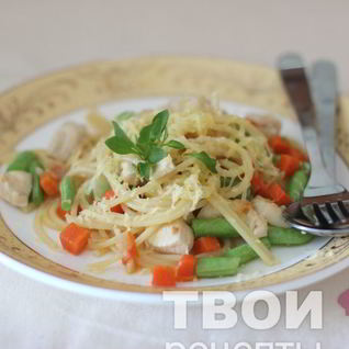 Спагетти с овощами и птицей
