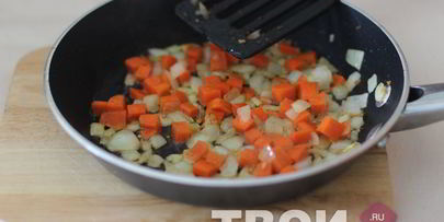 спагетти с овощами и птицей