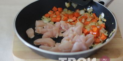 спагетти с овощами и птицей