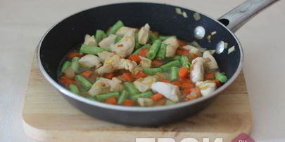 спагетти с овощами и птицей