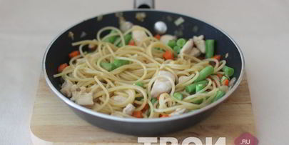 спагетти с овощами и птицей