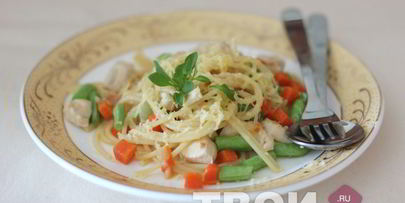 спагетти с овощами и птицей