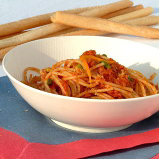 Спагетти с вялеными помидорами, апельсиновой цедрой и панировочными сухарями