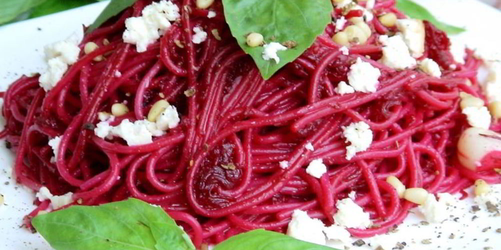 Рецепт спагетти со свеклой, брынзой и кедровыми орешками