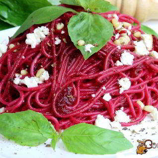Спагетти со свеклой, брынзой и кедровыми орешками