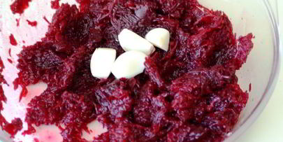 спагетти со свеклой, брынзой и кедровыми орешками