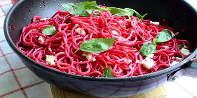 спагетти со свеклой, брынзой и кедровыми орешками