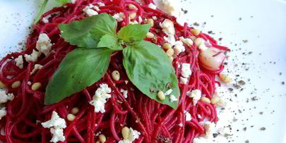 спагетти со свеклой, брынзой и кедровыми орешками