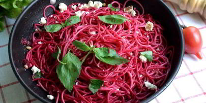 спагетти со свеклой, брынзой и кедровыми орешками