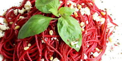 спагетти со свеклой, брынзой и кедровыми орешками