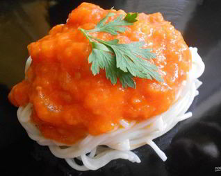 Спагетти в ярком овощном соусе