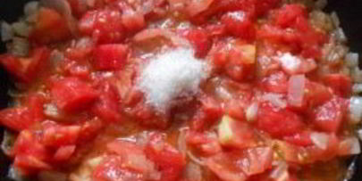 спагетти в ярком овощном соусе