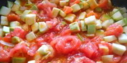 спагетти в ярком овощном соусе