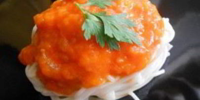 спагетти в ярком овощном соусе