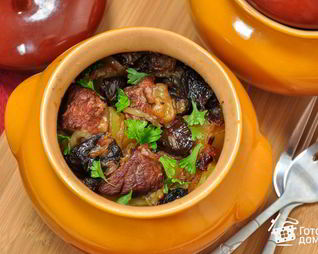 Баранина с картофелем и черносливом, тушенная в горшочке
