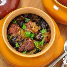 Рецепт Баранина с картофелем и черносливом, тушенная в горшочке