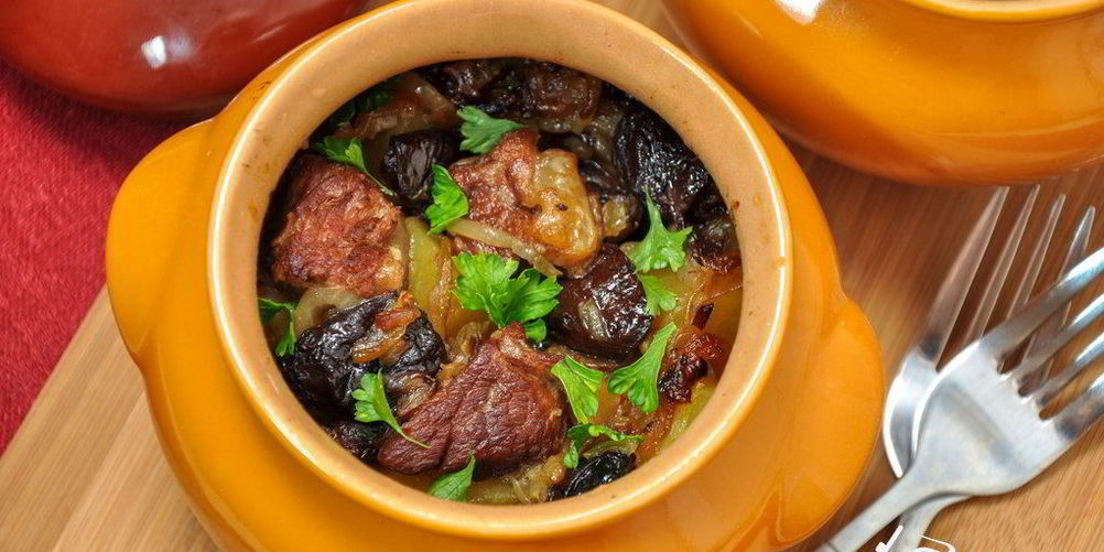 Рецепт баранина с картофелем и черносливом, тушенная в горшочке