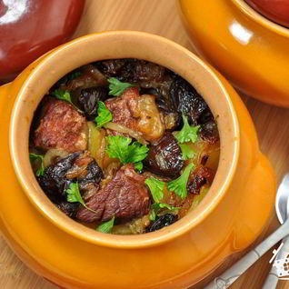Баранина с картофелем и черносливом, тушенная в горшочке