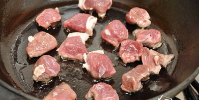 баранина с картофелем и черносливом, тушенная в горшочке