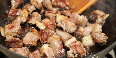 баранина с картофелем и черносливом, тушенная в горшочке