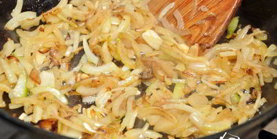 баранина с картофелем и черносливом, тушенная в горшочке