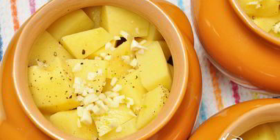 баранина с картофелем и черносливом, тушенная в горшочке