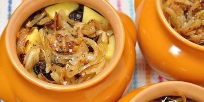 баранина с картофелем и черносливом, тушенная в горшочке