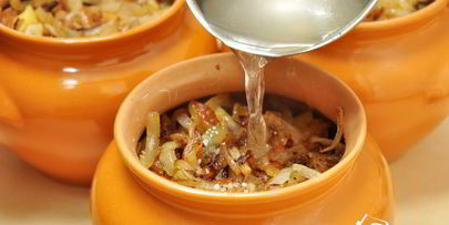 баранина с картофелем и черносливом, тушенная в горшочке