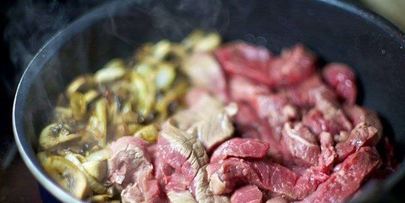 бефстроганов с грибами и сливками