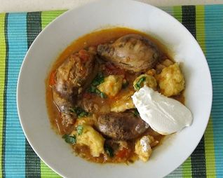 Бычьи яйца тушеные с клецками по-венгерски