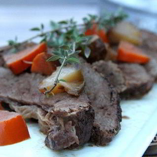 Говядина, тушенная с хурмой