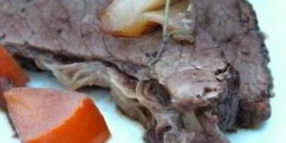 говядина, тушенная с хурмой