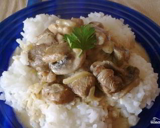 Индейка, тушенная с грибами