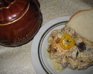 Кролик с грибами в сметанном соусе в горшочке