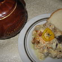 Рецепт Кролик с грибами в сметанном соусе в горшочке