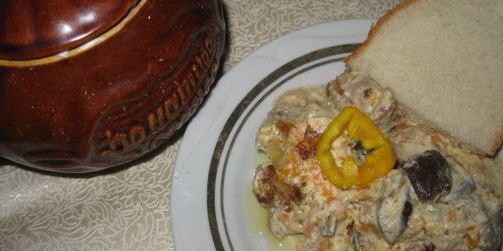Рецепт кролик с грибами в сметанном соусе в горшочке